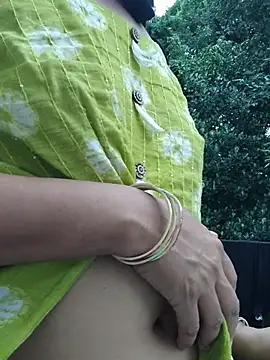Fiza_Queen outdoor shower cam