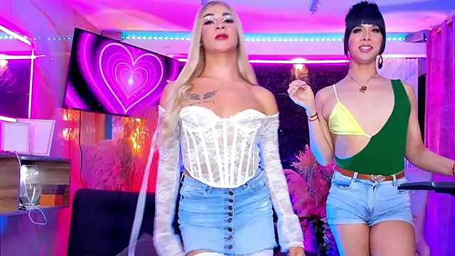 Queens_Wonders_Blonders webcam