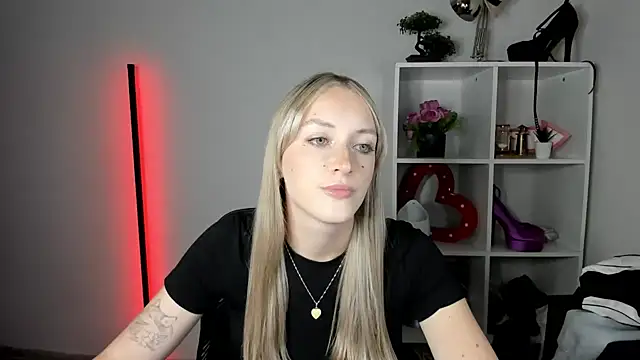 EvelynBlond webcam