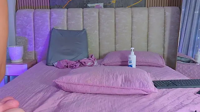 mia_scot webcam