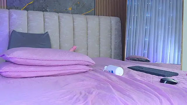 mia_scot webcam