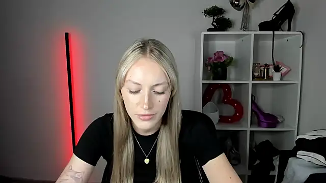 EvelynBlond webcam