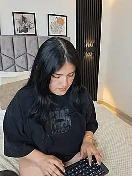 luna_ember1 webcam