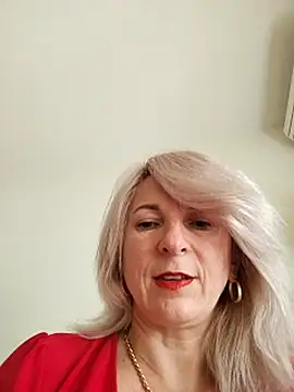 AhlyssaLove1155 live cam on StripChat