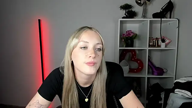 EvelynBlond webcam