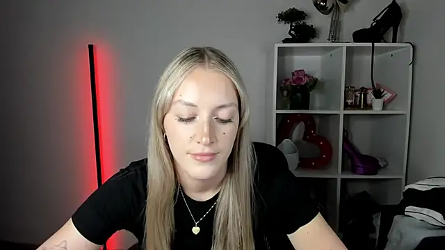EvelynBlond webcam