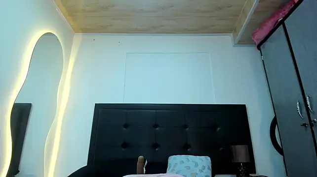 BustyGlow live cam on StripChat