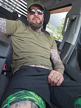 Beardedtattood live cam on StripChat