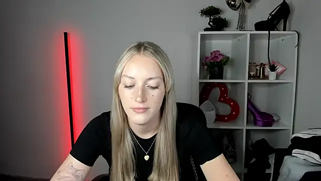 EvelynBlond live cam on StripChat