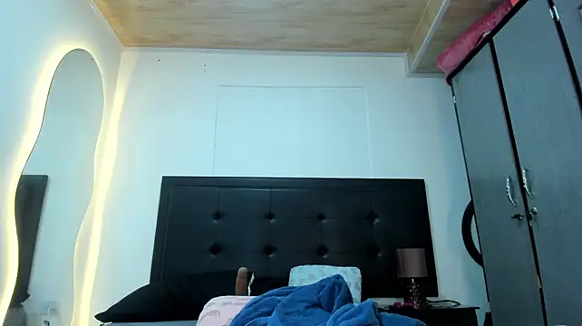 BustyGlow live cam on StripChat