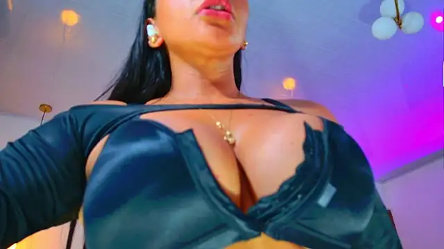 SQUIRT4UMEGAN live cam on StripChat