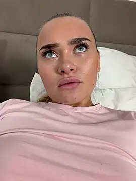 MonicaWestt webcam