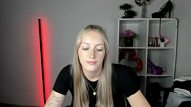 EvelynBlond webcam