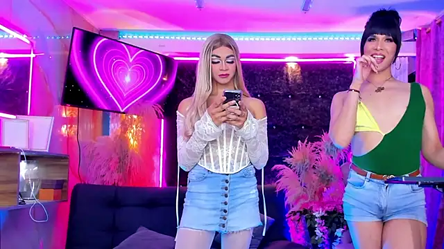 Queens_Wonders_Blonders live cam on StripChat