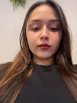 evelynfly (F teen) - Show boobs and suck fingers