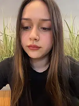 evelynfly (F teen) - Show boobs and suck fingers