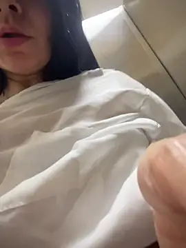 LuxeBrunetteXXX webcam