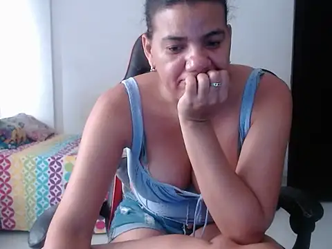 Adriana_0312 live cam on StripChat