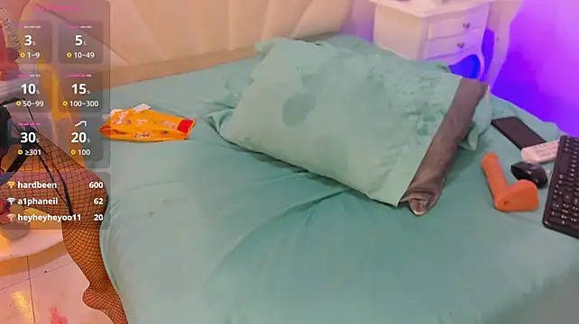 Nahomyrain live cam on StripChat
