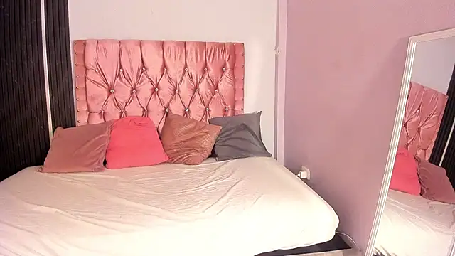 SaraApril_1 live cam on StripChat