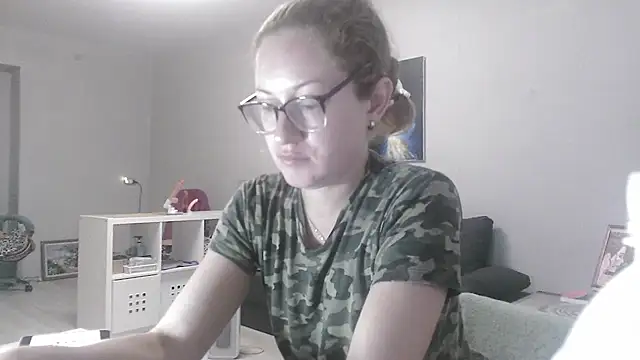 Alice_newhome live cam on StripChat