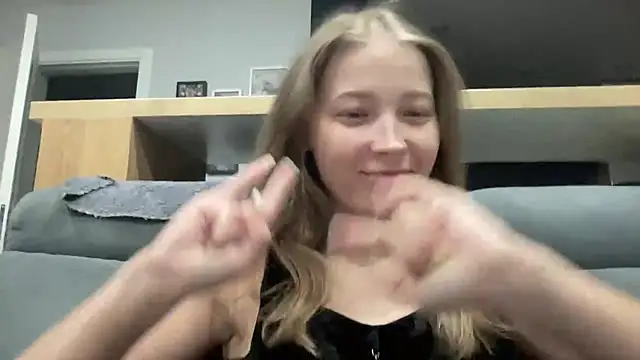 CharmingSarah live cam on StripChat
