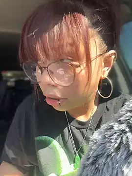 moan4mona (F young) - Flash tittiesss💦😈✨
