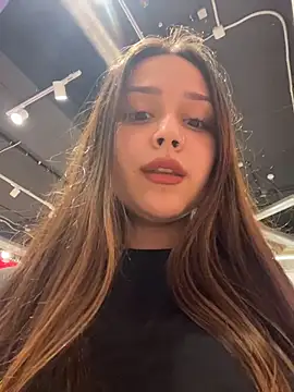 evelynfly (F teen) - Show boobs and suck fingers