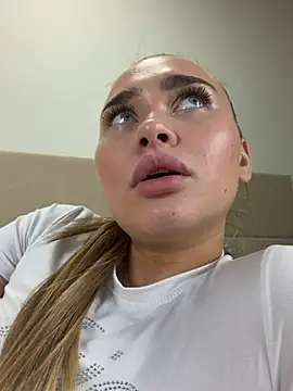 MonicaWestt webcam