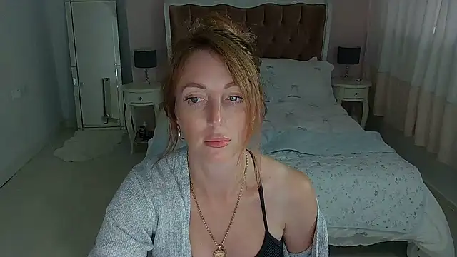 Red_firesquirt webcam