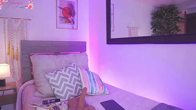 lLiaMackenzie1_ live cam on StripChat