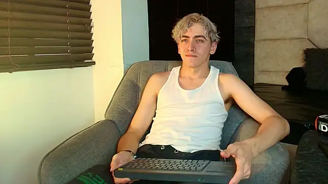 Tyler_Mcrey live cam on StripChat
