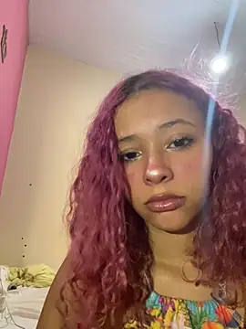 littlehoney00 live room snapshot on Stripchat