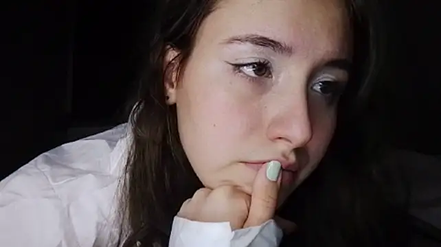 AlizaTewes live room snapshot on Stripchat