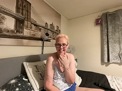 Curvy-Jinx webcam