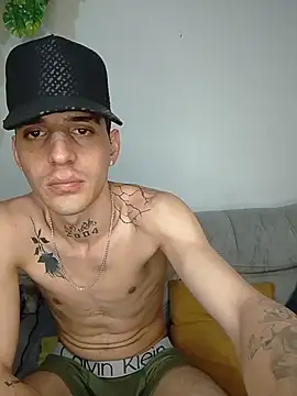 MaxHornyLatin webcam