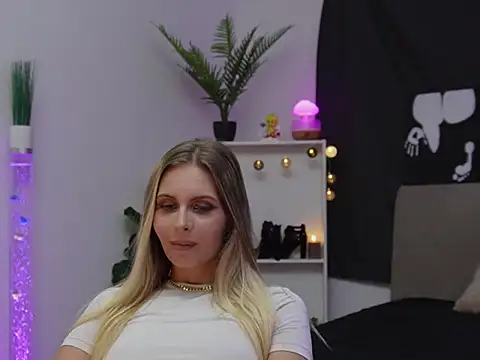 BonnieBluX live cam on StripChat
