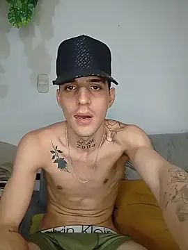 MaxHornyLatin webcam