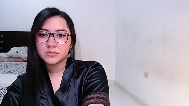 LuciaTomson live cam on StripChat