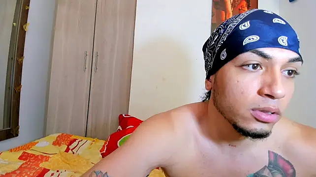 UR_LATIN_BUSHY_GUYS live cam on StripChat