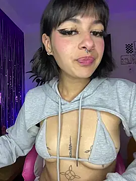 Larah_bell_uwu webcam