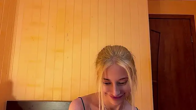 FiveFootBlonde webcam
