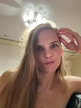 LeyaJohnson live cam on StripChat