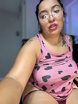 latina_curvy22 webcam
