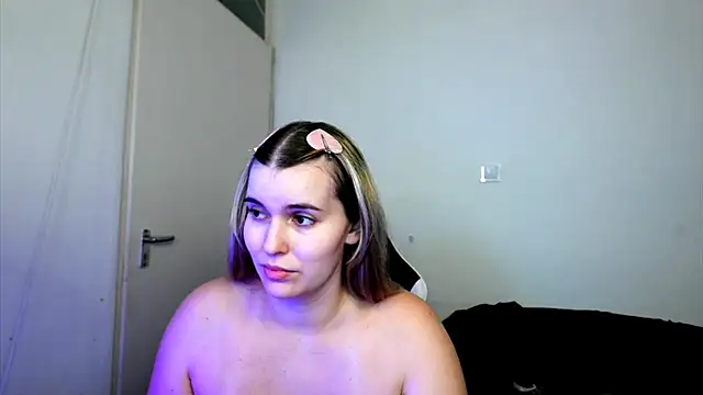 ShyHotNerd webcam
