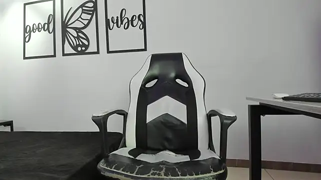 m_o_r_i_t_a live cam on StripChat