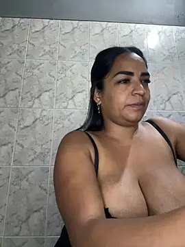 carolinnapolsen (F milf) - sucking nipples