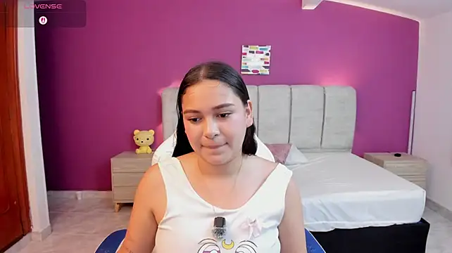 Littlee_Noemi live cam on StripChat