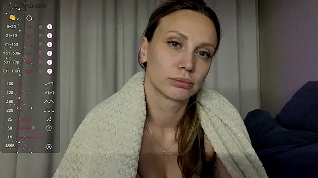 Alice_Wonders live cam on StripChat