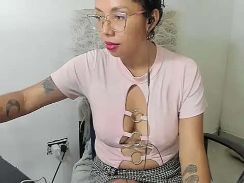 sarahlovexxv live cam on StripChat